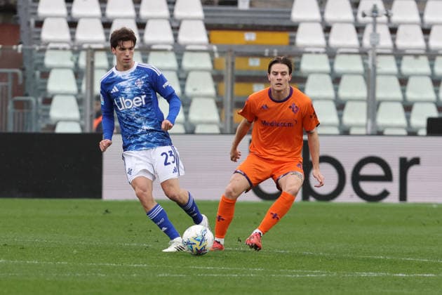 Como™s Maximo Perrone and Fiorentina s Marco Brescianini during the Serie A soccer match between Como and Fiorentina at the Giuseppe Sinigaglia stadium in Como, north Italy - February 14, 2026 - Soccer.  Copyright: xAntonioxSaia LaPressex