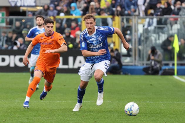Como™s Mergim Voivoda and Fiorentina s Manor Solomon during the Serie A soccer match between Como and Fiorentina at the Giuseppe Sinigaglia stadium in Como, north Italy - February 14, 2026 - Soccer.  Copyright: xAntonioxSaia LaPressex