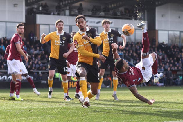 Burton gegen West Ham 14. Februar 2026, Burton Emirates FA Cup, Vierte Runde Burton Albion gegen West Ham United Terence Vancooten von Burton Albion blockiert einen Fallrückzieher von Callum Wilson von West Ham United Foto Charlotte Wilson Abseits Burton UK  Copyright: xCharlottexWilsonx xOffsidexOffside
