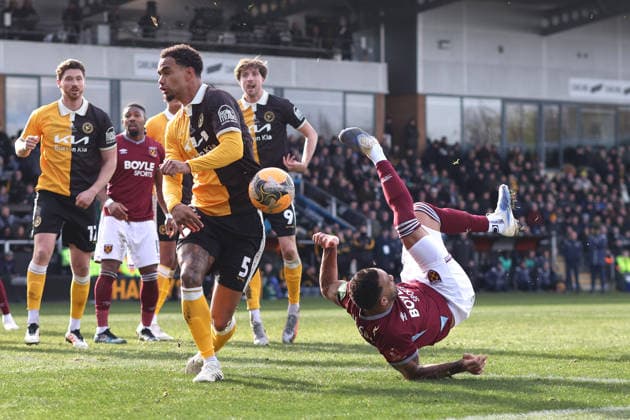 Burton gegen West Ham 14. Februar 2026, Burton Emirates FA Cup, Vierte Runde Burton Albion gegen West Ham United Terence Vancooten von Burton Albion blockiert einen Fallrückzieher von Callum Wilson von West Ham United Foto Charlotte Wilson Abseits Burton UK  Copyright: xCharlottexWilsonx xOffsidexOffside