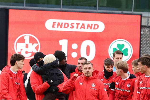 14 02 2026, xrekx, Fußball 2 Bundesliga, 1 FC Kaiserslautern SpVgg Greuther Fuerth v l Spielende Marlon Ritter 1 FC Kaiserslautern on the way to the Westkurve Scoreboard, Videowall, Scoreboard, Info, Werbung Endstand 1 0 DFL DFB REGULATIONS PROHIBIT ANY USE OF PHOTOGRAPHS as IMAGE SEQUENCES and or QUASI VIDEO Kaiserslautern