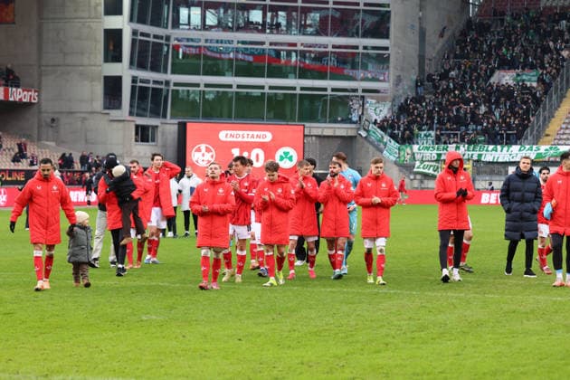 14 02 2026, xrekx, Fußball 2 Bundesliga, 1 FC Kaiserslautern SpVgg Greuther Fuerth v l Spielende Marlon Ritter 1 FC Kaiserslautern on the way to the Westkurve Scoreboard, Videowall, Scoreboard, Info, Werbung Endstand 1 0 DFL DFB REGULATIONS PROHIBIT ANY USE OF PHOTOGRAPHS as IMAGE SEQUENCES and or QUASI VIDEO Kaiserslautern