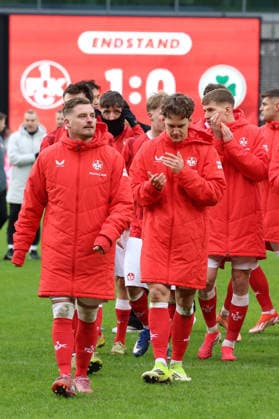 14 02 2026, xrekx, Fußball 2 Bundesliga, 1 FC Kaiserslautern SpVgg Greuther Fuerth v l Spielende Marlon Ritter 1 FC Kaiserslautern on the way to the Westkurve Scoreboard, Videowall, Scoreboard, Info, Werbung Endstand 1 0 DFL DFB REGULATIONS PROHIBIT ANY USE OF PHOTOGRAPHS as IMAGE SEQUENCES and or QUASI VIDEO Kaiserslautern