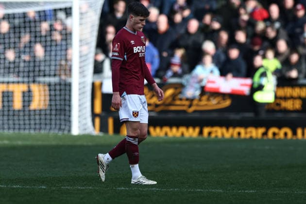 Burton Albion v West Ham United, FA Cup RED CARD - West Ham United midfielder Freddie Potts (32) takes a long walk having been sent off during the FA Cup match between Burton Albion and West Ham United at the Pirelli Stadium, Burton upon Trent, UK on 14 February 2026. Burton upon Trent Pirelli Stadium Staffordshire UK Editorial use only DataCo restrictions apply See www.football-dataco.com , Copyright: xJohnxMallettx PSI-23741-0098