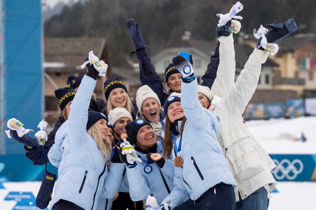 Cross-Country Skiing - Milano Cortina 2026 Winter Olympics: Day 8 Silver medallists Sweden s Jonna Sundling, Sweden s Frida Karlsson, Sweden s Ebba Andersson and Sweden s Linn Svahn, gold medallists Norway s Heidi Weng, Norway s Karoline Simpson-Larsen, Norway s Astrid Oeyre Slind and Norway s Kristin Austgulen Fosnaes, and Bronze medallists Finland s Jasmi Joensuu, Finland s Vilma Ryytty, Finland s Kerttu Niskanen and Finland s Johanna Matintalo celebrate on the podium for the cross-country women s 4 x 7,5km relay event of the Milano Cortina 2026 Winter Olympic Games, Olympische Spiele, Olympia, OS at Tesero Cross-Country Skiing Stadium in Lago di Tesero (Val di Fiemme), on February 14, 2026 Tesero Italy  Copyright: xAndrzejxIwanczukx originalFilename:iwanczuk-crosscou260214_npHcf.jpg