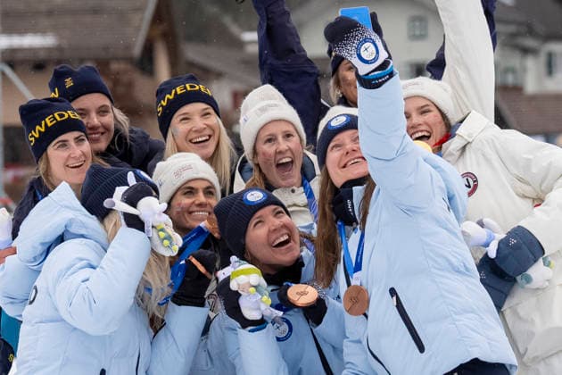 Cross-Country Skiing - Milano Cortina 2026 Winter Olympics: Day 8 Silver medallists Sweden s Jonna Sundling, Sweden s Frida Karlsson, Sweden s Ebba Andersson and Sweden s Linn Svahn, gold medallists Norway s Heidi Weng, Norway s Karoline Simpson-Larsen, Norway s Astrid Oeyre Slind and Norway s Kristin Austgulen Fosnaes, and Bronze medallists Finland s Jasmi Joensuu, Finland s Vilma Ryytty, Finland s Kerttu Niskanen and Finland s Johanna Matintalo celebrate on the podium for the cross-country women s 4 x 7,5km relay event of the Milano Cortina 2026 Winter Olympic Games, Olympische Spiele, Olympia, OS at Tesero Cross-Country Skiing Stadium in Lago di Tesero (Val di Fiemme), on February 14, 2026 Tesero Italy  Copyright: xAndrzejxIwanczukx originalFilename:iwanczuk-crosscou260214_npLMI.jpg