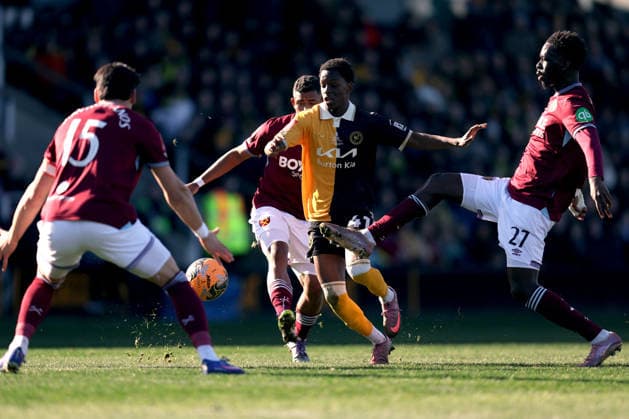 Burton Albion gegen West Ham Utd 14. Februar 2026, Burton Emirates FA Cup, Vierte Runde Burton Albion gegen West Ham United Soungoutou Magassa von West Ham United foult Sulyman Sankareh von Burton Albion Foto Charlotte Wilson Abseits Burton upon Trent UK  Copyright: xCharlottexWilsonx xOffsidexOffside