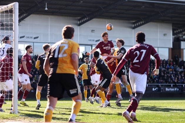 Burton Albion v West Ham Utd Charlotte Wilson Abseits 14 Februar 2026, Burton Emirates FA Cup, Vierte Runde Burton Albion v West Ham United Konstantinos Mavropanos von West Ham United köpft den Ball Foto Charlotte Wilson Abseits Burton upon Trent UK  Copyright: xCharlottexWilsonx xOffsidexOffside