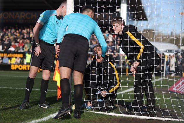 Burton Albion gegen West Ham Utd 14. Februar 2026, Burton Emirates FA Cup, Vierte Runde Burton Albion gegen West Ham United Spieloffizielle sprechen mit dem Burton-Personal, das versucht, ein defektes Tornetz zu reparieren Foto Charlotte Wilson Abseits Burton upon Trent UK  Copyright: xCharlottexWilsonx xOffsidexOffside