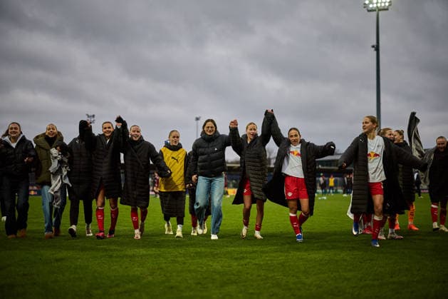 14 02 2026, GER, womens soccer, BL, 2025 2026, RB Leipzig 1 FC Nuremberg team, RB Leipzig, celebrates the victory in front of fans Leipzig training center of the Red Bull Saxony Germany