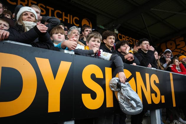 Burton gegen West Ham 14. Februar 2026, Burton Emirates FA Cup, Vierte Runde Burton Albion gegen West Ham United Ein teilweise entleerter Pokal, der von einem Burton-Fan gehalten wird, während das Ende der Verlängerung naht Foto Charlotte Wilson Abseits Burton UK  Copyright: xCharlottexWilsonx xOffsidexOffside
