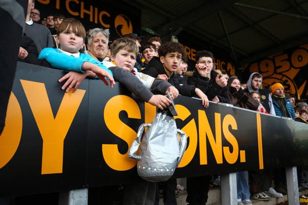 Burton gegen West Ham 14. Februar 2026, Burton Emirates FA Cup, Vierte Runde Burton Albion gegen West Ham United Ein teilweise entleerter Pokal, der von einem Burton-Fan gehalten wird, während das Ende der Verlängerung naht Foto Charlotte Wilson Abseits Burton UK  Copyright: xCharlottexWilsonx xOffsidexOffside