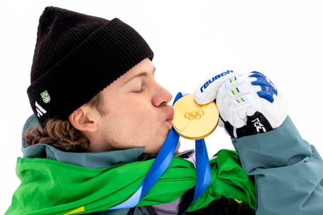 Winter Olympics Milan Corina 2026 Olympics 2026 Bormio, Italy 20260214. Lucas Pinheiro Braathen from Brazil kisses the gold medal after winning Olympic Gold in the men s alpine giant slalom during the Winter Olympics in Milan Cortina 2026. Photo: Cornelius Poppe NTB Bormio Italy EDITORIAL USE ONLY. RESTRICTED USE FOR BETTING COMPANIES Ref:_SPObJ3xERiNhPk.jpg *** Winter Olympics Milan Corina 2026 Olympics 2026 Bormio, Italy 20260214 Lucas Pinheiro Braathen from Brazil kisses the gold medal after winning Olympic Gold in the men s alpine giant slalom during the Winter Olympics in Milan Cortina 2026 Photo Cornelius Poppe NTB Bormio Italy EDITORIAL USE ONLY RESTRICTED USE FOR BETTING COMPANIES  Copyright: xCorneliusxPoppex xNTBx