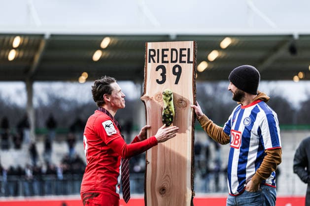 Deutschland: Fußball 3. Liga 2025 2026, 24. Spieltag - TSV Havelse vs 1860 München - Eilenriedestadion (Hannover): Florian Riedel (TSV Havelse, 39) Letztes Pflichtspiel, Ehrung *** Germany Soccer 3 Liga 2025 2026, 24 Matchday TSV Havelse vs 1860 Munich Eilenriedestadion Hannover Florian Riedel TSV Havelse, 39 Last competitive match, honor Copyright: xAylinxKreutzsteinx