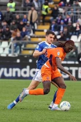 Como™s Marc-Oliver Kempf Fiorentina s Moise Kean during the Serie A soccer match between Como and Fiorentina at the Giuseppe Sinigaglia stadium in Como, north Italy - February 14, 2026 - Soccer.  Copyright: xAntonioxSaia LaPressex