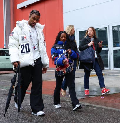 February 14, 2026, Rho, Lombardy, Italy: US legendary gymnast SIMONE BILES and her husband JONATHAN OWENS walk towards the Milano Speed skating, Eisschnelllauf arena to attend the Men s 500m of the Speed Skating at the Milano Cortina 2026 Winter Olympic Games, Olympische Spiele, Olympia, OS Olympics 2026: Milano Cortina: Speed Skating  - ZUMAc179 20260214_oly_c179_005 Copyright: xMickaelxChavetx