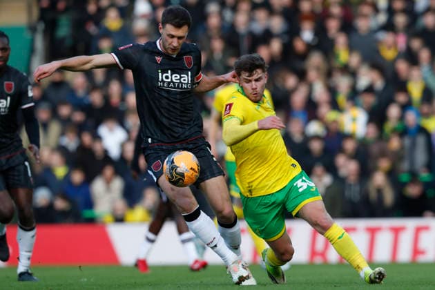 Norwich City v West Bromwich Albion Emirates FA Cup Krystian Bielik of West Bromwich Albion and Mathias Kvistgaarden of Norwich in action during the Emirates FA Cup Fourth Round match at Carrow Road, Norwich 14 02 2026 Commissioned for use in Newsquest Norfolk titles only. All other titles fees apply. UK Newspapers OUT Copyright: xPaulxChestertonx FIL-22967-0096
