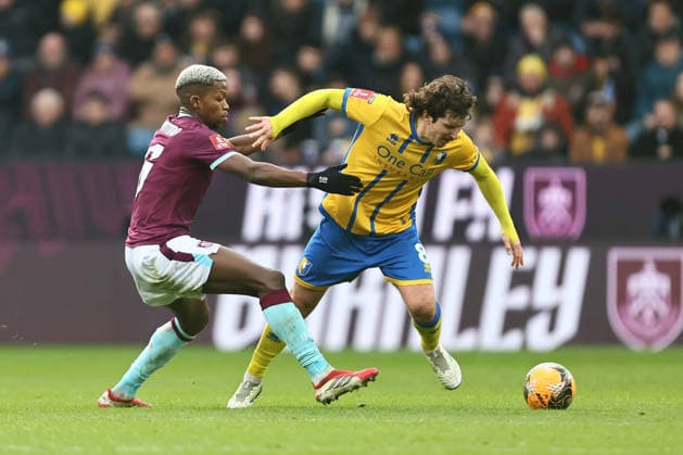 Florentino Luis of Burnley and Aaron Lewis of Mansfield Town Burnley v Mansfield Town, Emirates FA Cup, Fourth Round, Football, Turf Moor, Burnley, UK - 14 Feb 2026Burnley Turf Moor United Kingdom EDITORIAL USE ONLY No use with unauthorised audio, video, data, fixture lists, club league logos or live services. Online in-match use limited to 120 images, no video emulation. No use in betting, games or single club league player publications. Copyright: xPhilxOldham Shutterstockx 16608267ae