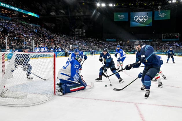 14 02 2026, Milano, Santa Giulia Ice hockey, Eishockey Arena, Winter Olympics: Finland - Italy (Ice Hockey), goalkeeper Damian Clara of Italy makes a save against Joel Armia of Finland Milano Santa Giulia Ice Hockey Arena Lombardy Italy *** 14 02 2026, Milano, Santa Giulia Ice Hockey Arena, Winter Olympics Finland Italy Ice Hockey , goalkeeper Damian Clara of Italy makes a save against Joel Armia of Finland Milano Santa Giulia Ice Hockey Arena Lombardy Italy Copyright: xJustPictures.ch AndreaxBrancax jp-en-AnBr-AB-DSC_279914022026