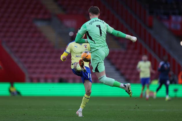 Football - 2025 2026 Emirates FA Cup - Round 4 - Southampton vs Leicester City - St Mary™s Stadium - Saturday 14th February 2026 Jakub Stolarczyk of Leicester City clears from Finn Azaz of Southampton the FA Cup match at St Mary™s Stadium COLORSPORT Shaun Boggust 