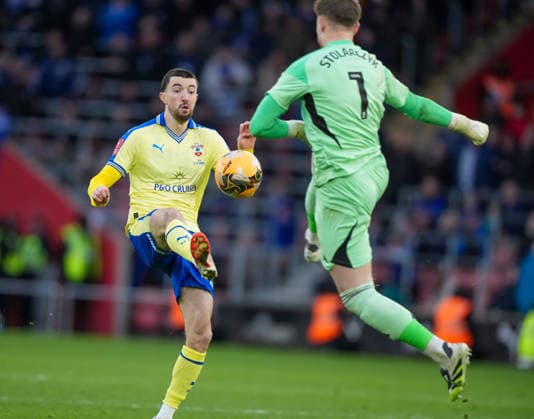Southampton v Leicester City, FA Cup Fourth round, Football, St Marys Stadium, Southampton, UK - 14 Feb 2026 Goalkeeper Jakub Stolarczyk of Leicester City beats Finn Azaz of Southampton to the ball, to clear. Southampton St Marys Stadium Southampton GBR, UK NEWSPAPERS OUT Copyright: xSeanxRyanx