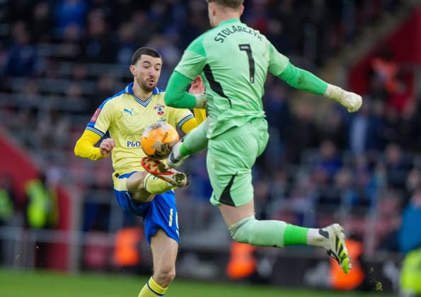Southampton v Leicester City, FA Cup Fourth round, Football, St Marys Stadium, Southampton, UK - 14 Feb 2026 Goalkeeper Jakub Stolarczyk of Leicester City beats Finn Azaz of Southampton to the ball, to clear. Southampton St Marys Stadium Southampton GBR, UK NEWSPAPERS OUT Copyright: xSeanxRyanx