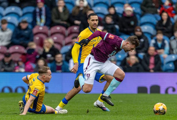 Burnley v Mansfield Town Emirates FA Cup Jacob Bruun Larsen of Burnley is fouled by Louis Reed of Mansfield Town during the Emirates FA Cup Fourth Round match at Turf Moor, Burnley 14 02 2026 UK Newspapers OUT Copyright: xJamesxHarrisonx FIL-22978-0016