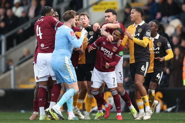 Burton gegen West Ham 14. Februar 2026, Burton Emirates FA Cup, Vierte Runde Burton Albion gegen West Ham United Crysencio Summerville von West Ham United steht im Mittelpunkt eines Handgemenges zwischen Spielern Foto Charlotte Wilson Abseits Burton UK  Copyright: xCharlottexWilsonx xOffsidexOffside