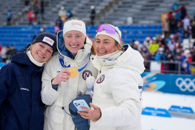 Winter Olympics in Milan Cortina 2026 Anterselva, Italy 20260214. Juni Arnekleiv and Ingrid Tandrevold take a selfie with gold medalist Maren Kirkeeide after the 7.5 km sprint women s biathlon during the Winter Olympics in Milan Cortina 2026. Photo: Heiko Junge NTB Anterselva Italy EDITORIAL USE ONLY. RESTRICTED USE FOR BETTING COMPANIES Ref:_SPOMOFdZ2R5_64.jpg *** Winter Olympics in Milan Cortina 2026 Anterselva, Italy 20260214 Juni Arnekleiv and Ingrid Tandrevold take a selfie with gold medalist Maren Kirkeeide after the 7 5 km sprint women s biathlon during the Winter Olympics in Milan Cortina 2026 Photo Heiko Junge NTB Anterselva Italy EDITORIAL USE ONLY RESTRICTED USE FOR BETTING COMPANIES  Copyright: xHeikoxJungex xNTBx