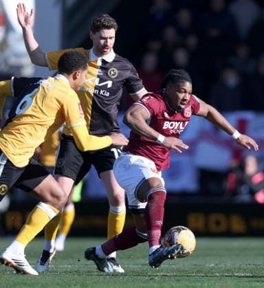 Burton Albion v West Ham United - Emirates FA Cup Fourth Round Toby Sibbick, George Evans of Burton Albion and Adama Traore of West Ham United challenge during the Emirates FA Cup Fourth Round match between Burton Albion and West Ham United on February 14, 2026 in Burton-upon-Trent, England. WARNING! This Photograph May Only Be Used For Newspaper And Or Magazine Editorial Purposes. May Not Be Used For Publications Involving 1 player, 1 Club Or 1 Competition Without Written Authorisation From Football DataCo Ltd. For Any Queries, Please Contact Football DataCo Ltd on +44 (0) 207 864 9121 Burton-upon-Trent Pirelli Stadium England United Kingdom Copyright: xAllstarxPicturexLibraryxLtdx