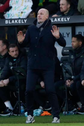 Norwich City v West Bromwich Albion Emirates FA Cup Norwich Head Coach Philippe Clement gets animated during the Emirates FA Cup Fourth Round match at Carrow Road, Norwich 14 02 2026 Commissioned for use in Newsquest Norfolk titles only. All other titles fees apply. UK Newspapers OUT Copyright: xPaulxChestertonx FIL-22967-0152