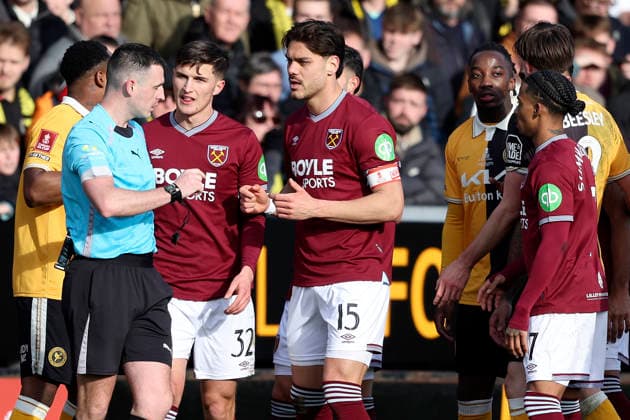 Burton Albion v West Ham United - Emirates FA Cup Fourth Round Konstantinos Mavropanos of West Ham United looks on as Freddie Potts of West Ham United is sent off by referee Lewis Smith during the Emirates FA Cup Fourth Round match between Burton Albion and West Ham United on February 14, 2026 in Burton-upon-Trent, England. WARNING! This Photograph May Only Be Used For Newspaper And Or Magazine Editorial Purposes. May Not Be Used For Publications Involving 1 player, 1 Club Or 1 Competition Without Written Authorisation From Football DataCo Ltd. For Any Queries, Please Contact Football DataCo Ltd on +44 (0) 207 864 9121 Burton-upon-Trent Pirelli Stadium England United Kingdom Copyright: xAllstarxPicturexLibraryxLtdx