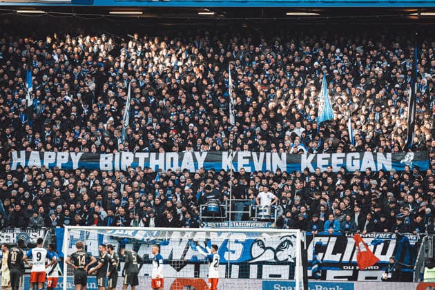 Fußball Männer Saison 2025 2026 1. Fußball-Bundesliga 22. Spieltag Hamburger SV vs. 1. FC Union Berlin 14.02.2026 HSV Fans mit einem Banner Transparent Happy Birthday Kevin Keegan Hamburg Volksparkstadion Hamburg Deutschland *** Soccer Men Season 2025 2026 1 Soccer Bundesliga 22 Matchday Hamburger SV vs 1 FC Union Berlin 14 02 2026 HSV Fans with a banner banner Happy Birthday Kevin Keegan Hamburg Volksparkstadion Hamburg Germany