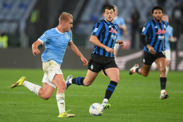 Gustav Isaksen of SS Lazio under pressure from Lazar Samardzic of Atalanta BC during the match of 25th day of the Serie A Championship between S.S.Lazio and Atalanta at the Olimpico Stadium on Feb 14, 2026 in Rome, Italy. during SS Lazio vs Atalanta BC, Italian soccer Serie A match in Rome, Italy, February 14 2026  Copyright: xRobertoxRamaccia IPAxSportx xipa-agency.netx xx IPA_71502957 IPA_Agency_IPA71502957