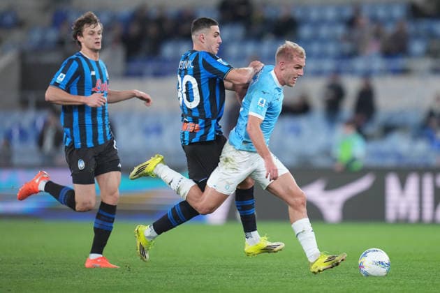 Atalanta s Nikola Krstovic Lazio™s Gustav Isaksen during the Serie A EniLive soccer match between Lazio and Atalanta at the Rome s Olympic stadium, Italy - Saturday February 14, 2026 - Soccer ( Photo by Alfredo Falcone LaPresse )  Copyright: xAlfredoxFalcone LaPressex