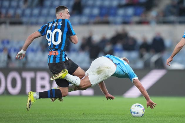 Atalanta s Nikola Krstovic Lazio™s Gustav Isaksen during the Serie A EniLive soccer match between Lazio and Atalanta at the Rome s Olympic stadium, Italy - Saturday February 14, 2026 - Soccer ( Photo by Alfredo Falcone LaPresse )  Copyright: xAlfredoxFalcone LaPressex