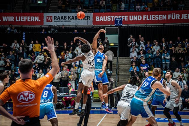 14 02 2026, xhfmx, Basketball easyCredit BBL Bundesliga, Frankfurt Skyliners Braunschweig Löwen v l Oluwasimisola Shittu Basketball Löwen Braunschweig and Jaedon LeDee Skyliners Frankfurt DFL DFB REGULATIONS PROHIBIT ANY USE OF PHOTOGRAPHS as IMAGE SEQUENCES and or QUASI VIDEO Frankfurt am Main