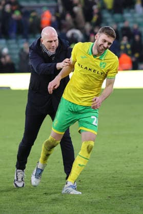 Norwich City v West Bromwich Albion Emirates FA Cup Norwich Head Coach Philippe Clement pushers a reluctant Sam Field of Norwich forward to celebrate victory with the Barlcay End at the end of the Emirates FA Cup Fourth Round match at Carrow Road, Norwich 14 02 2026 Commissioned for use in Newsquest Norfolk titles only. All other titles fees apply. UK Newspapers OUT Copyright: xPaulxChestertonx FIL-22967-0204