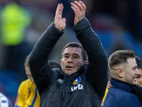 Burnley v Mansfield Town Emirates FA Cup Manfield Town Manager Nigel Clough applauds the fans after the Emirates FA Cup Fourth Round match at Turf Moor, Burnley 14 02 2026 UK Newspapers OUT Copyright: xJamesxHarrisonx FIL-22978-0062