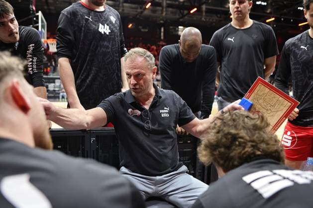 14 02 2026 Basketball Season 2025 2026 2 Bundesliga Pro A 23 Matchday Nuremberg Falcons Basketball Club NBC HAKRO Merlins Crailsheim Sportfoto Zink DaMa xdaxmax Ralph Junge Trainer Headcoach Nuremberg Falcons BC NBC indicates gestures directs gives instructions