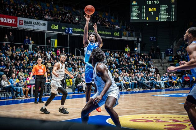 14 02 2026, xhfmx, Basketball easyCredit BBL Bundesliga, Frankfurt Skyliners Braunschweig Löwen v l Isaiah Swope Skyliners Frankfurt , Oluwasimisola Shittu Basketball Löwen Braunschweig DFL DFB REGULATIONS PROHIBIT ANY USE OF PHOTOGRAPHS as IMAGE SEQUENCES and or QUASI VIDEO Frankfurt am Main