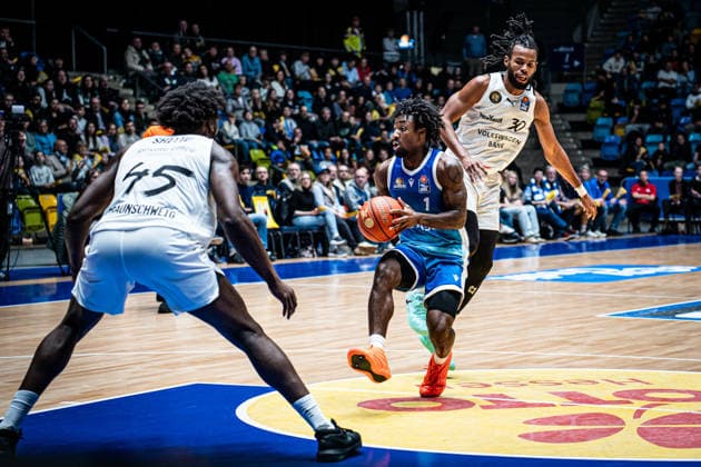14 02 2026, xhfmx, Basketball easyCredit BBL Bundesliga, Frankfurt Skyliners Braunschweig Löwen v l Oluwasimisola Shittu Basketball Löwen Braunschweig , Isaiah Swope Skyliners Frankfurt , Chip Flanigan Basketball Löwen Braunschweig DFL DFB REGULATIONS PROHIBIT ANY USE OF PHOTOGRAPHS as IMAGE SEQUENCES and or QUASI VIDEO Frankfurt am Main