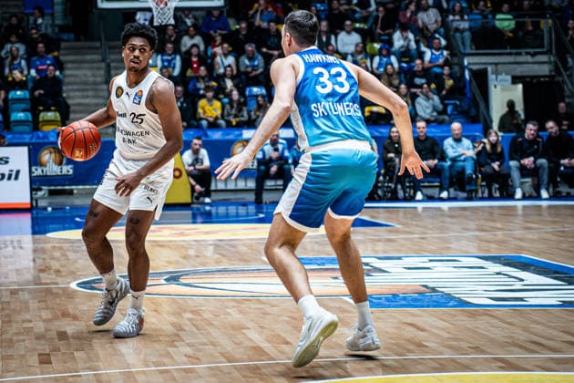 14 02 2026, xhfmx, Basketball easyCredit BBL Bundesliga, Frankfurt Skyliners Braunschweig Löwen v l Grant Sherfield Basketball Löwen Braunschweig , Ryan Hawkins Skyliners Frankfurt DFL DFB REGULATIONS PROHIBIT ANY USE OF PHOTOGRAPHS as IMAGE SEQUENCES and or QUASI VIDEO Frankfurt am Main