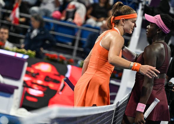 Qatar TotalEnergies Open 2026 - Singles Final DOHA, QATAR FEBRUARY 14: Karolina Muchova of the Czech Republic receives a hug from Victoria Mboko of Canada after she wins the singles final on Day Seven of the Qatar TotalEnergies Open, part of the Hologic WTA, Tennis Damen Tour, at the Khalifa International Tennis and Squash Complex on February 14, 2026 in Doha, Qatar. Doha Qatar  Copyright: xArturxWidakx originalFilename:widak-qatartot260214_npgHb.jpg