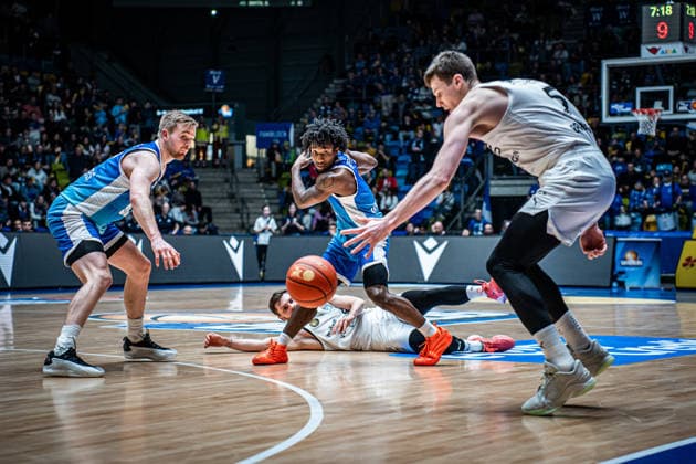 14 02 2026, xhfmx, Basketball easyCredit BBL Bundesliga, Frankfurt Skyliners Braunschweig Löwen v l Till Pape Skyliners Frankfurt and Isaiah Swope Skyliners Frankfurt defend against Luka Sculka Basketball Löwen Braunschweig DFL DFB REGULATIONS PROHIBIT ANY USE OF PHOTOGRAPHS as IMAGE SEQUENCES and or QUASI VIDEO Frankfurt am Main