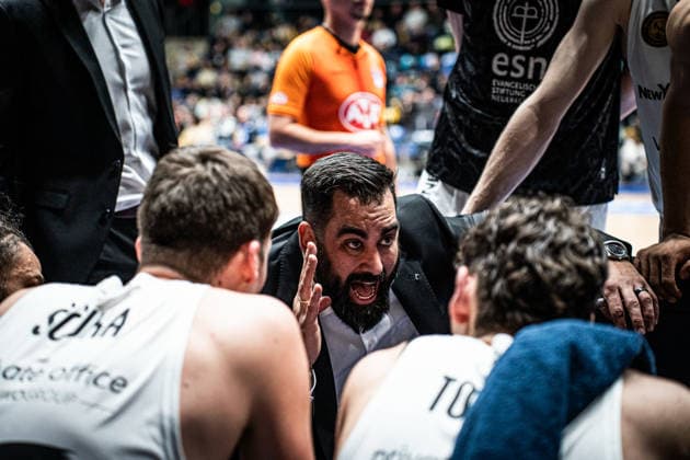 14 02 2026, xhfmx, Basketball easyCredit BBL Bundesliga, Frankfurt Skyliners Braunschweig Löwen Ramon Diaz Sanchez Trainer Basketball Löwen Braunschweig DFL DFB REGULATIONS PROHIBIT ANY USE OF PHOTOGRAPHS as IMAGE SEQUENCES and or QUASI VIDEO Frankfurt am Main