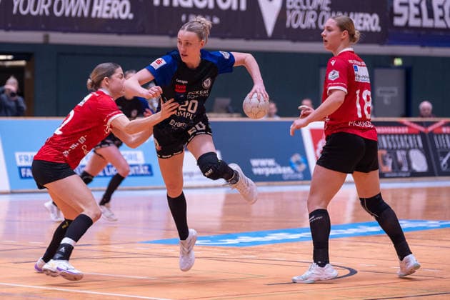 Duel between Deborah Spatz HSV Solingen Graefrath, 42 , Julika Birnkammer ESV 1927 Regensburg e V , 20 and Sophie Pickrodt HSV Solingen Graefrath, 18 HSV Solingen Graefrath vs ESV 1927 Regensburg, Handball, ALSCO Handball Bundesliga Women, 18 Matchday, Season 2025 2026, 14 02 2026 HSV Solingen Graefrath 76 vs ESV 1927 Regensburg, Handball, ALSCO Handball Bundesliga Women, 18 Matchday, Season 2025 2026, 14 02 2026 Solingen Copyright: xEibner-Pressefoto ThomasxHaeslerx EP_THR