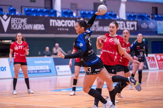 Sra Mustafic ESV 1927 Regensburg e V , 13 comes against Frida Heimann HSV Solingen Graefrath, 06 to throw HSV Solingen Graefrath vs ESV 1927 Regensburg, Handball, ALSCO Handballbundesliga Frauen, 18 Matchday, Season 2025 2026, 14 02 2026 HSV Solingen Graefrath 76 vs ESV 1927 Regensburg, Handball, ALSCO Handballbundesliga Frauen, 18 Matchday, Season 2025 2026, 14 02 2026 Solingen Copyright: xEibner-Pressefoto ThomasxHaeslerx EP_THR