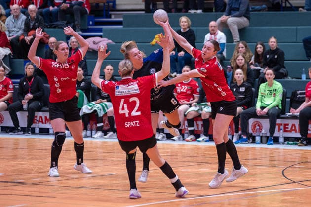 duel between Deborah Spatz HSV Solingen Graefrath, 42 , Franziska Peter ESV 1927 Regensburg e V , 08 and Sophie Pickrodt HSV Solingen Graefrath, 18 HSV Solingen Graefrath vs ESV 1927 Regensburg, Handball, ALSCO Handball Bundesliga Women, 18 Matchday, Season 2025 2026, 14 02 2026 HSV Solingen Graefrath 76 vs ESV 1927 Regensburg, Handball, ALSCO Handball Bundesliga Women, 18 Matchday, Season 2025 2026, 14 02 2026 Solingen Copyright: xEibner-Pressefoto ThomasxHaeslerx EP_THR