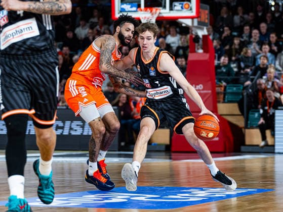 Tobias Jensen ratiopharm Ulm, 07 in duel against Tevin Brown RASTA Vechta, 10 RASTA Vechta vs ratiopharm Ulm, Basketball, easyCredit Basketball Bundesliga, Matchday 20, Season 2025 2026, 14 02 2026 RASTA Vechta vs ratiopharm Ulm, Basketball, easyCredit Basketball Bundesliga, Matchday 20, Season 2025 2026, 14 02 2026 Vechta Copyright: xEibner-Pressefoto DamianxKruczynx EP_DKI